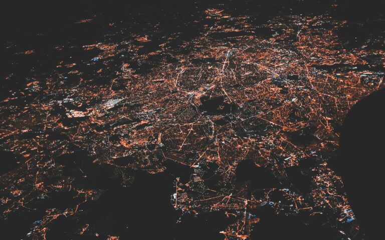 Beleuchtete Stadt bei Nacht von oben