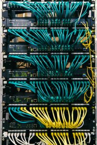 Serverschrank mit Kabeln