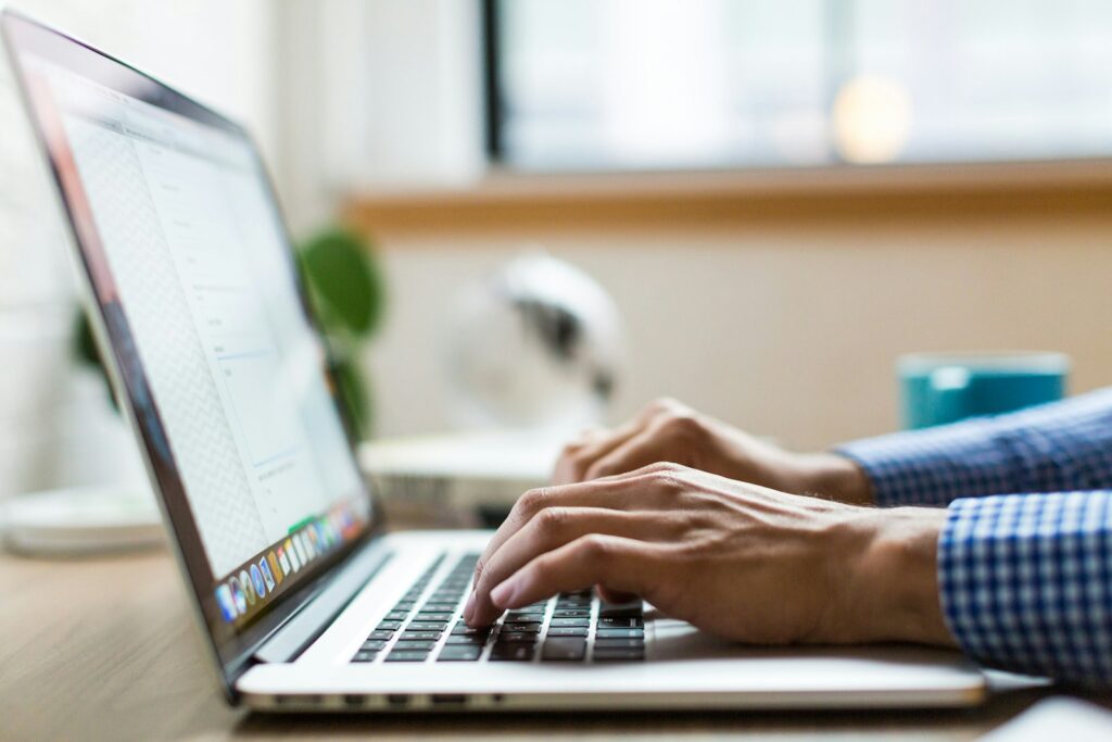 Linkbuilding-Outreach: Person schreibt am Laptop eine Anfrage an eine Redaktion