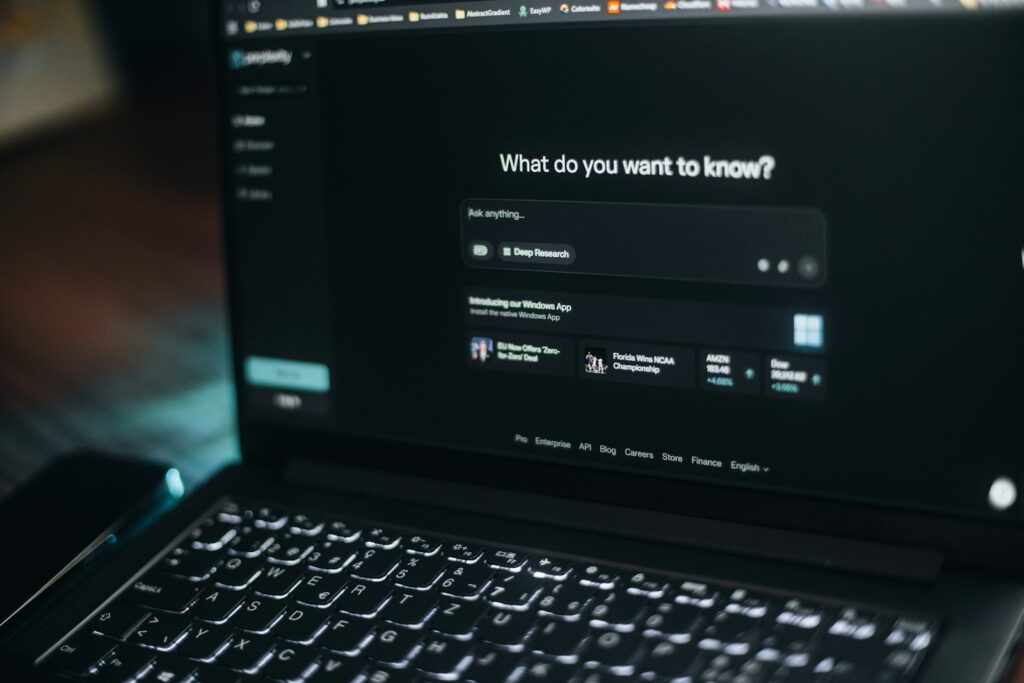 ChatGPT SEO in der Praxis: Laptop mit Suchleiste