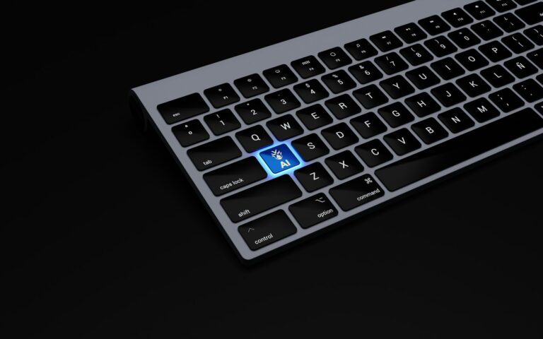 Schwarze Tastatur mit blauer Taste