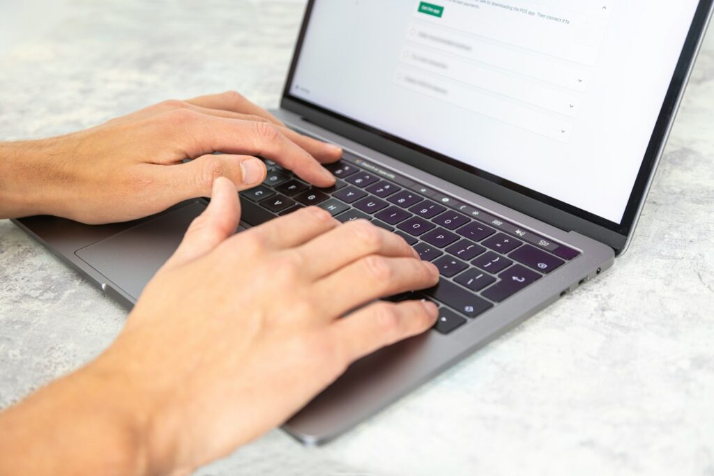 Textbroker Autor schreibt einen Auftragstext am Laptop