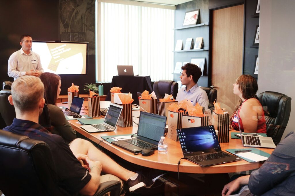 ChatGPT Werbung: Team bespricht eine Kampagne an Laptops