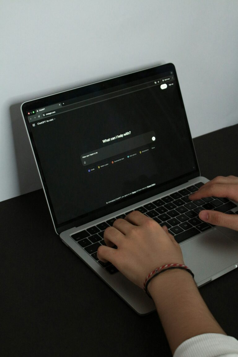 Person tippt auf einem Laptop