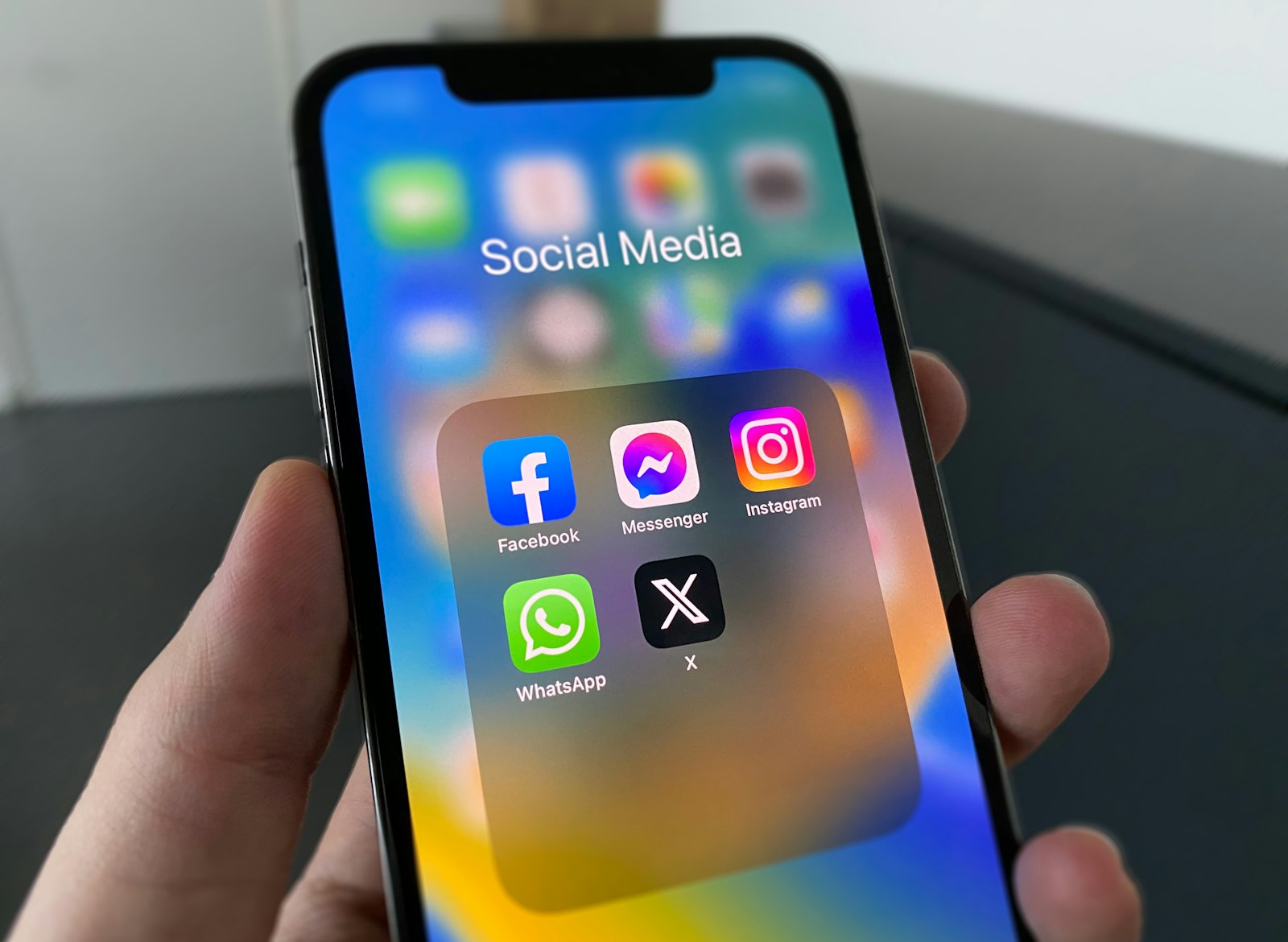 Smartphone mit Social Media in der Hand