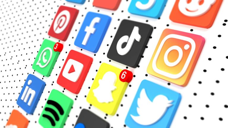 Bunte Social-Media-Symbole auf gepunktetem Hintergrund