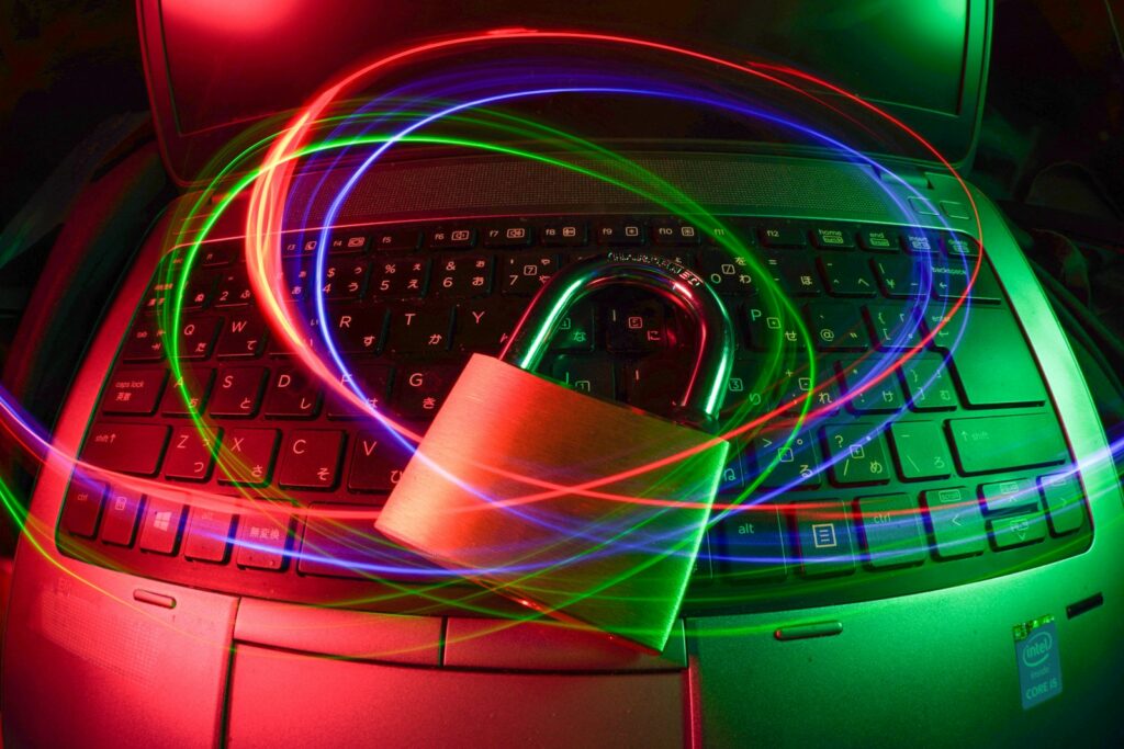 Vorhängeschloss auf einem Laptop