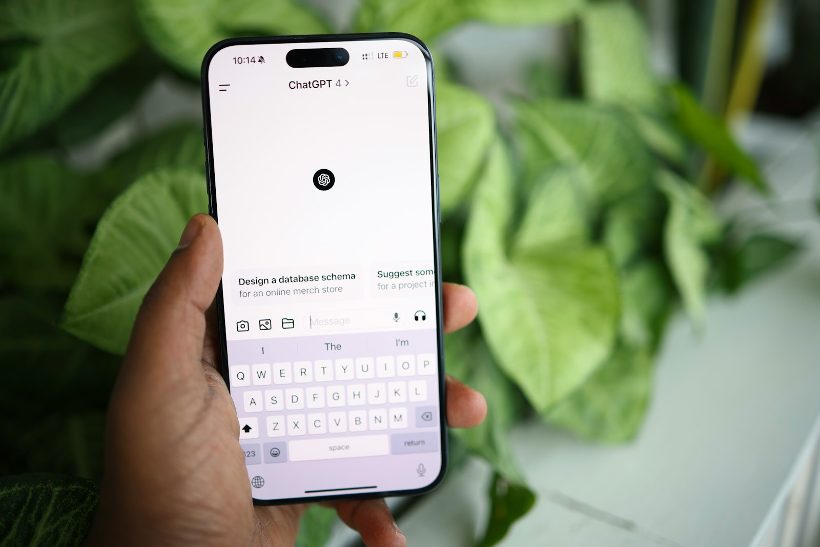 Person hält ein Smartphone in der Hand