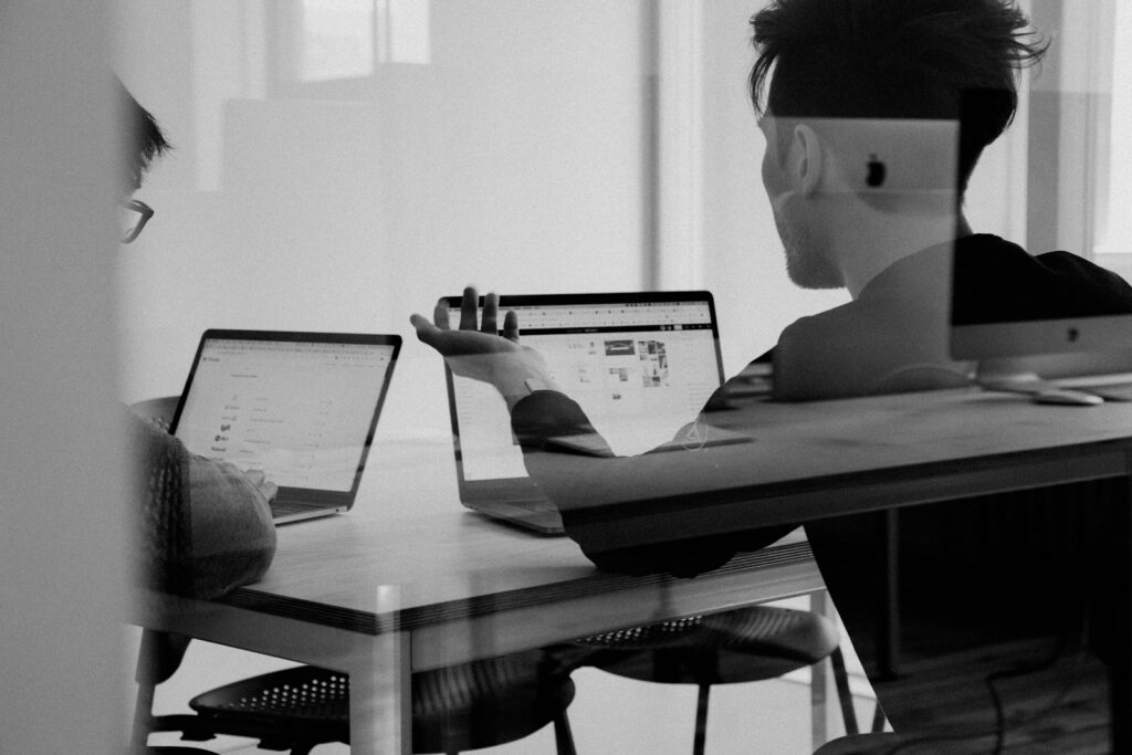 Mann arbeitet an einem Laptop