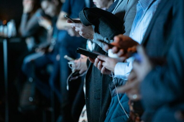 Menschen schauen auf ihre Smartphones